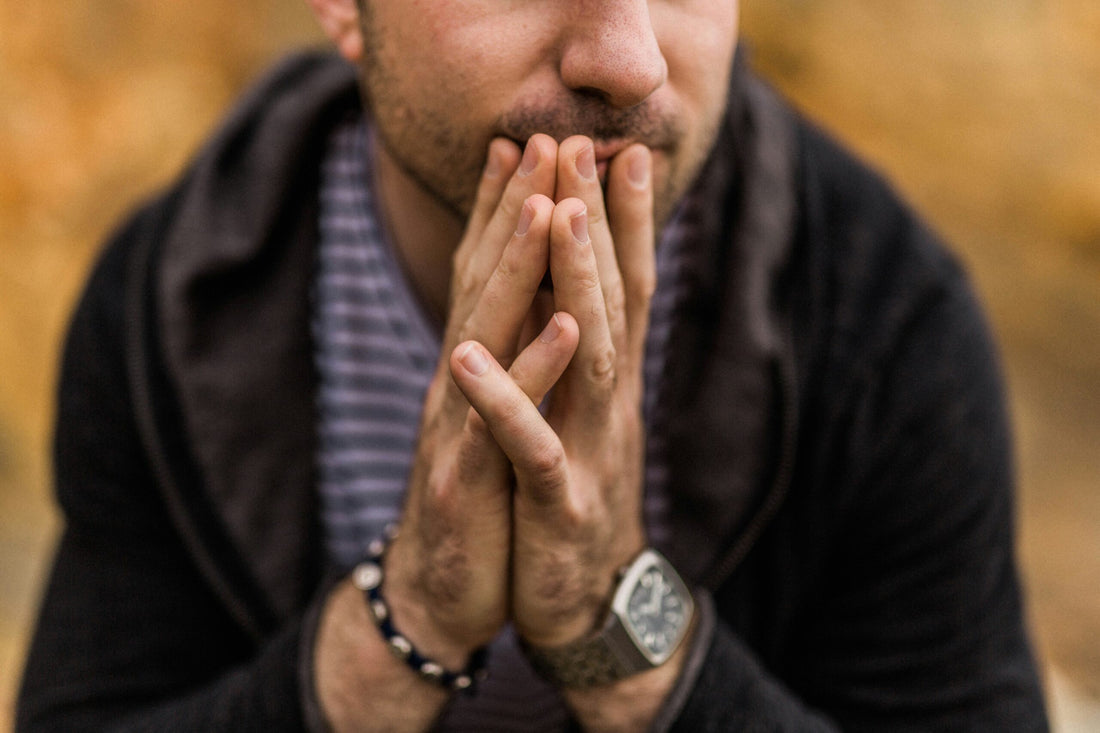 Sudoración excesiva y salud mental: cómo la hiperhidrosis agrava la ansiedad y el estrés